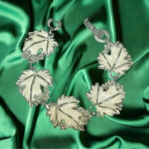 Vtg Sarah Coventry Wht Enamel Grape Leaf Bracelet